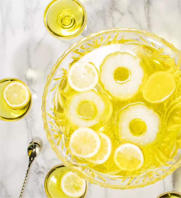 Festliche Cocktails weisser Punsch mit Zitronenscheiben