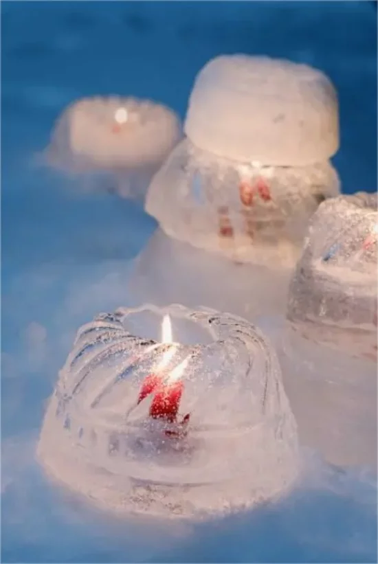  Gefrorene Weihnachtsdeko draussen schoene Windlichter schaffen gute Laune in Gugelhupfform eingefroren