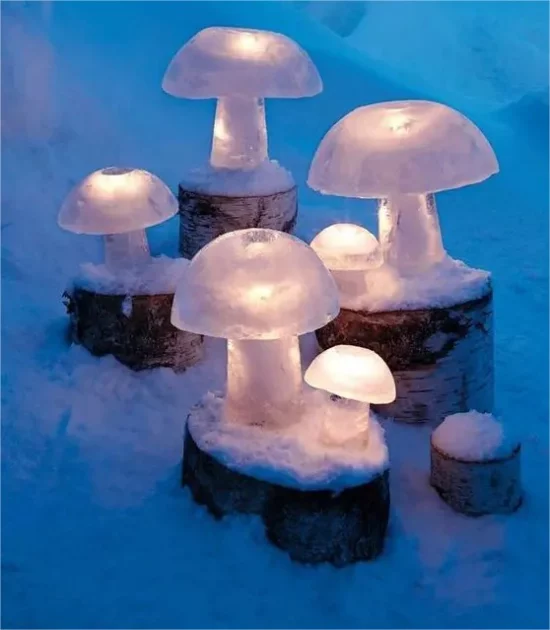Gefrorene Weihnachtsdeko draussen tolle Highlights im Schnee kleine Pilze als Windlichter