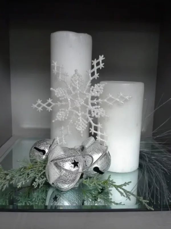 Mit Schneeflocken dekorieren Arrangement weisse kerzen silberner Weihnachtsschmuck