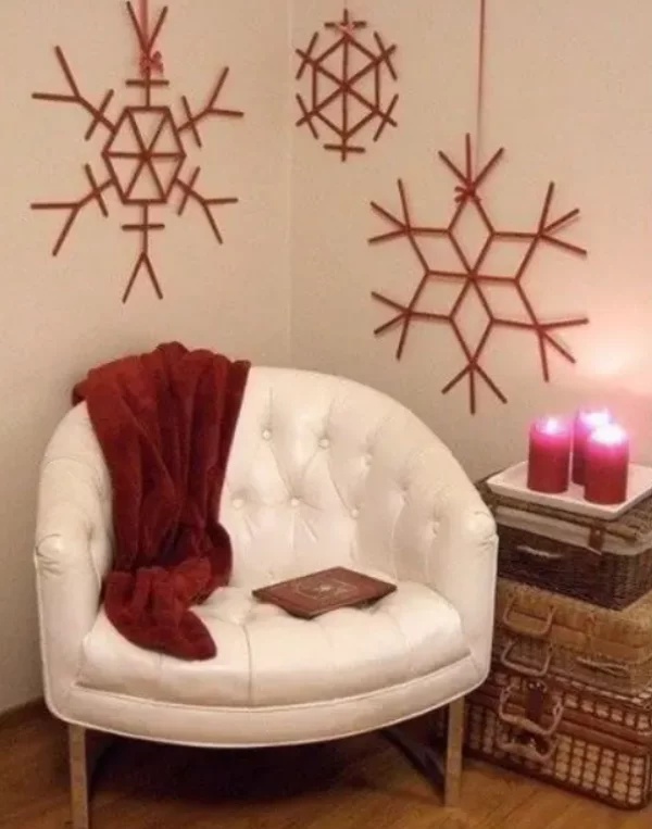 Mit Schneeflocken dekorieren aus Holz in einer dunkelroten Nuance gestrichen an der Wand