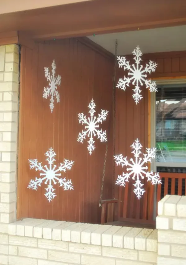 Mit Schneeflocken dekorieren aus Styropor am Fenster aufgehängt frohe Stimmung