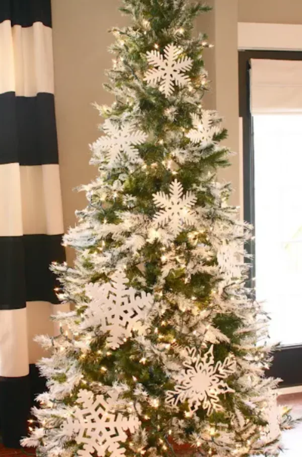Mit Schneeflocken dekorieren gruener Weihnachtsbaum weisser Schmucke schoener Look