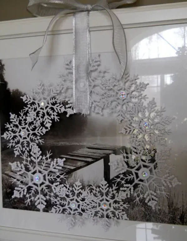Mit Schneeflocken dekorieren schoener Kranz am Fenster filigrane Deko