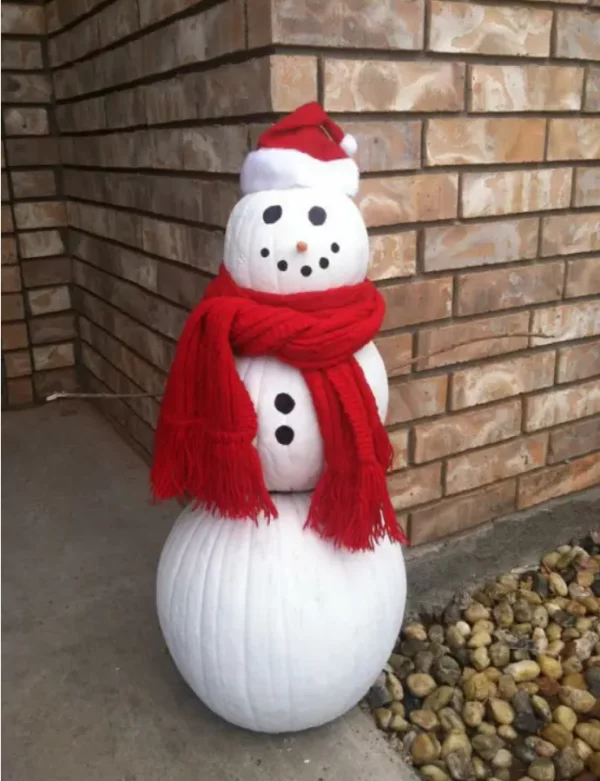 Schneemänner basteln lustige Weihnachtsdeko aus drei kuenstlichen weissen Kuerbissen roter Schal