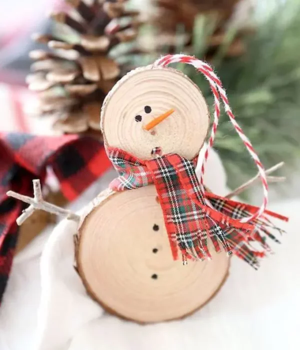 Schneemänner basteln lustige Weihnachtsdeko aus zwei Holzscheiben mit kariertem Schal