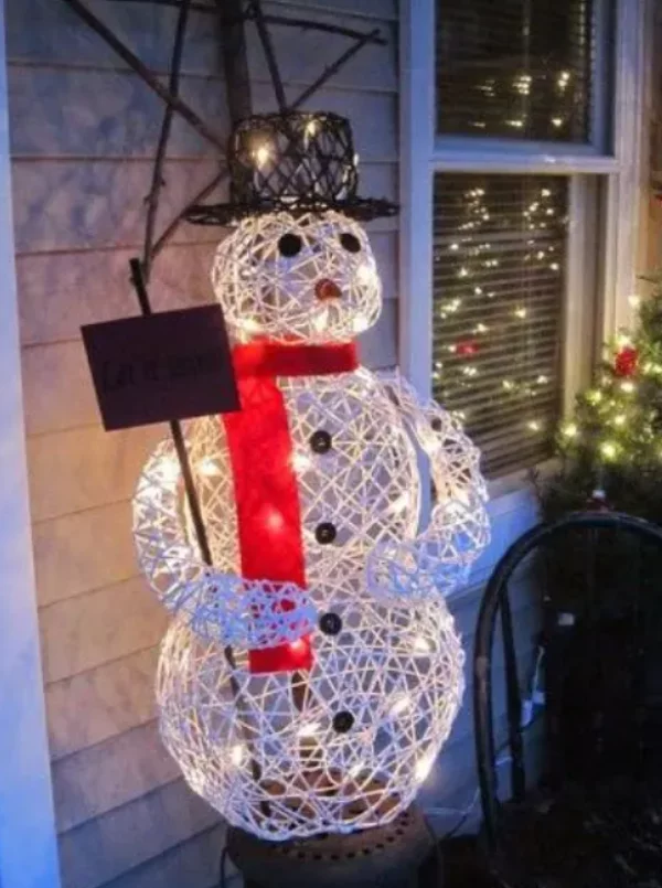 Schneemänner basteln lustige Weihnachtsdeko schöne leuchtende Deko auf der Veranda