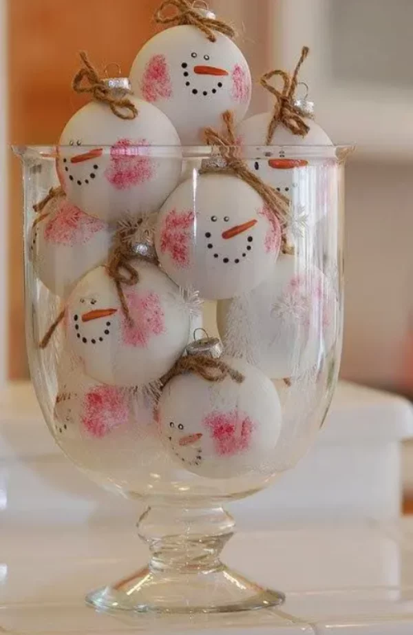 Schneemänner basteln lustige Weihnachtsdeko weisse Weihnachtskugeln neu gestalten im Glasbehaelter arrangieren