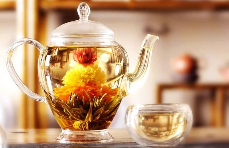 Zubereitung von Teeblumen Blütentee der neue Trend aus Asien