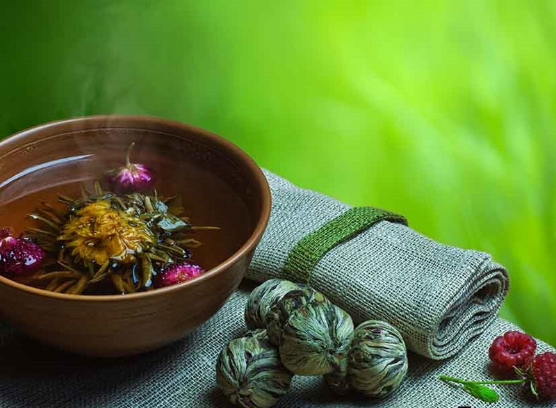 Zubereitung von Teeblumen Teerosen Blütentee Trend