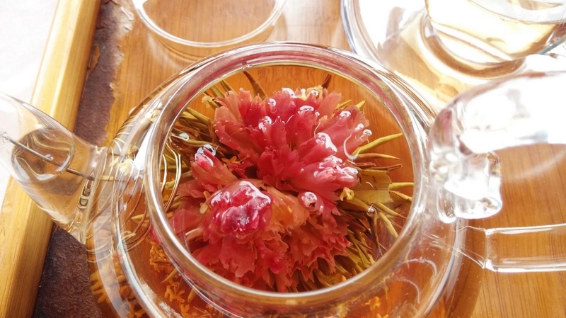 Zubereitung von Teerosen Teeblumen Blütentee neuer Trend aus Asien