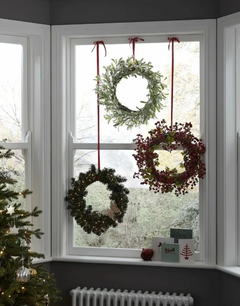 dekorieren mit drei weihnachtskraenzen