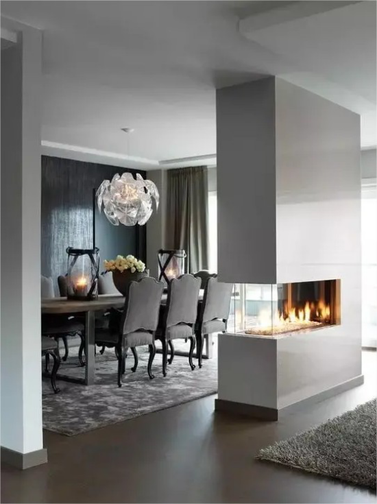 doppelseitige Kamine modernes Interieur Esszimmer im Hintergrund graue Trendwand Panorama Modell