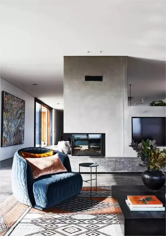 doppelseitige Kamine sehr schickes Interieur Panorama Kamin Sessel gruene Zimmerpflanze
