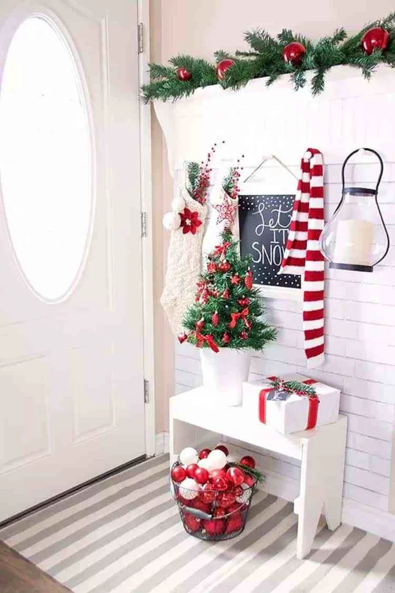 eingangsbereich weihnachtlich dekorieren tuerdeko weihnachten schwarz weiss rot