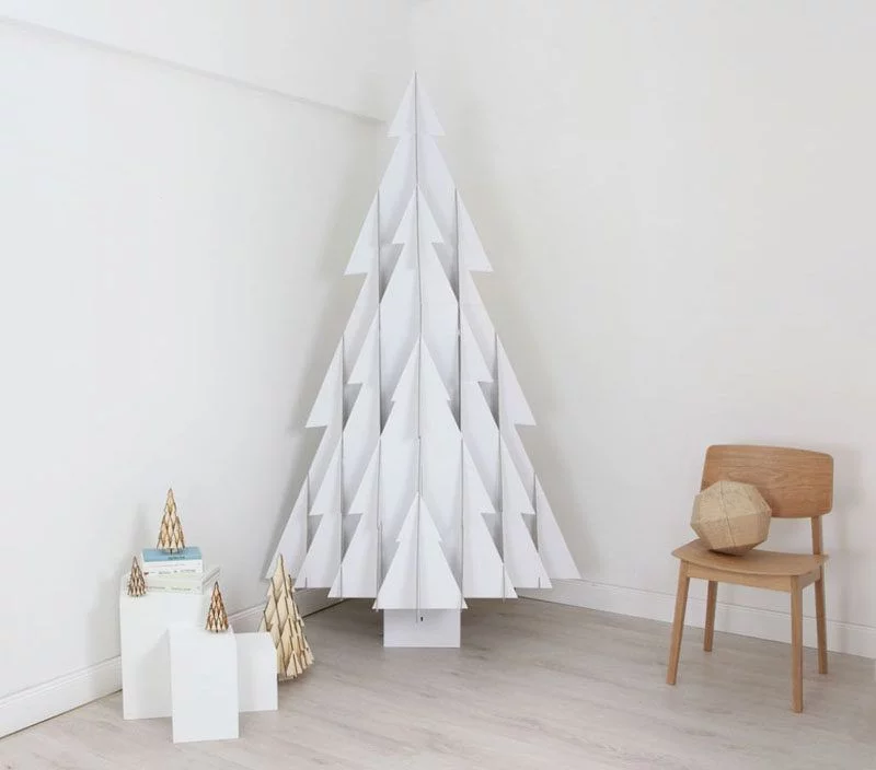 papier kuenstlicher weihnachtsbaum in der ecke