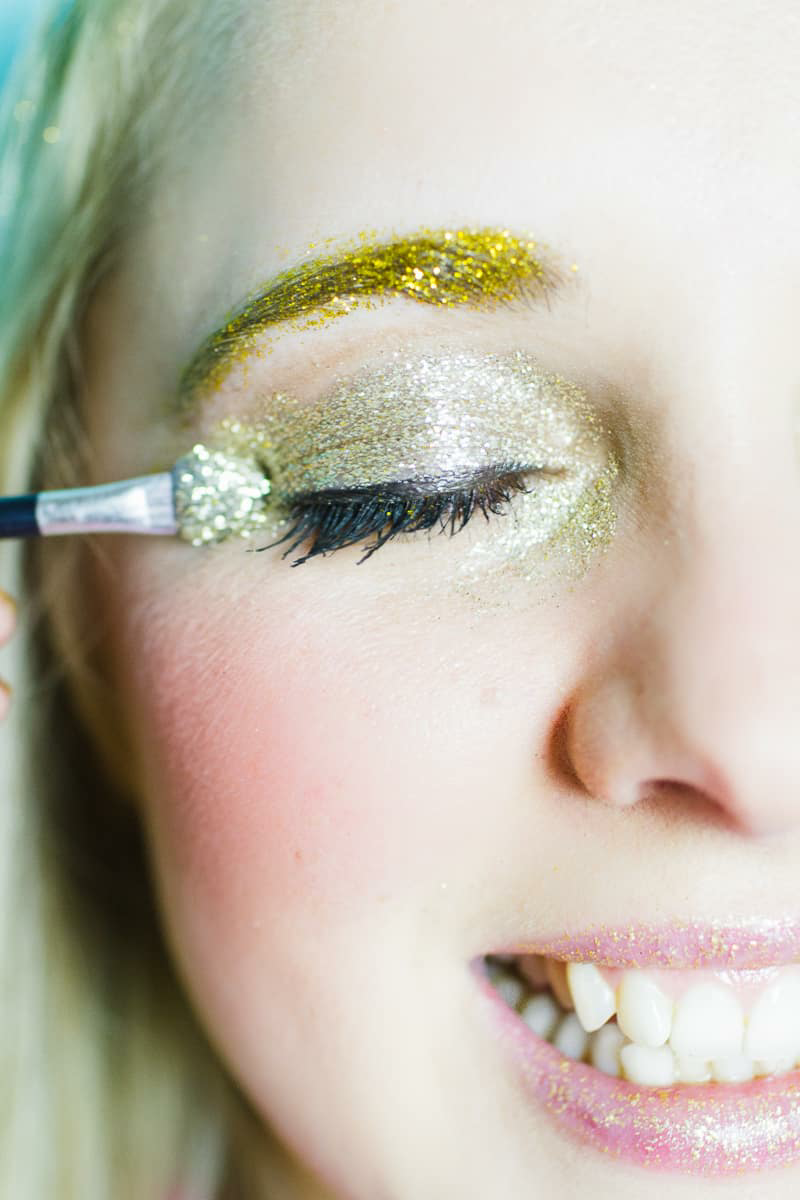 weihnachts-make-up goldene augenbrauen