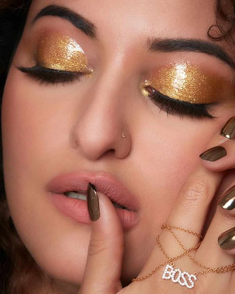 weihnachts-make-up goldene smokey eyes