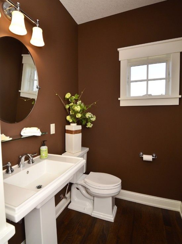 modernes Badezimmer mit weißen Sanitärobjekten, Holzboden und braunen Wänden