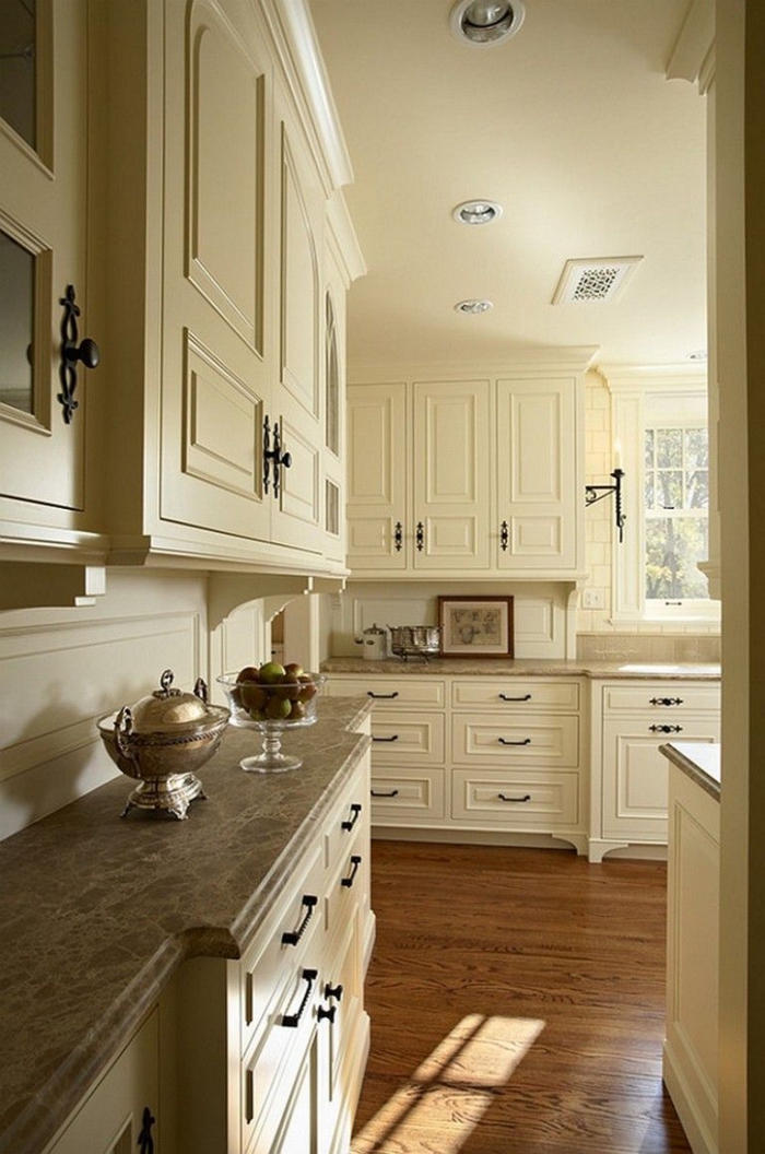 Küche streichen - Cremefarbene Wände, Decke und Möbel 