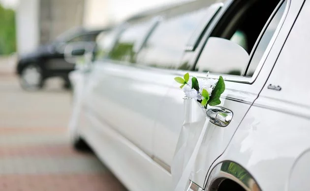 luxuriöse Limousine in Weiß mit Hochzeitsdeko