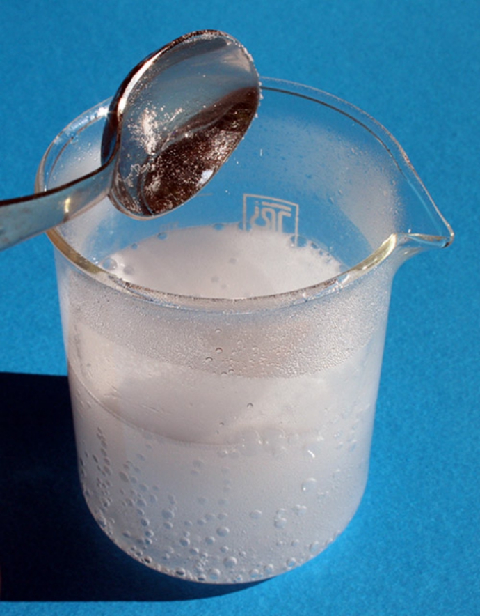 Natron in einem Glas Wasser auflösen und als natürlichen Reiniger anwenden Urinstein entfernen