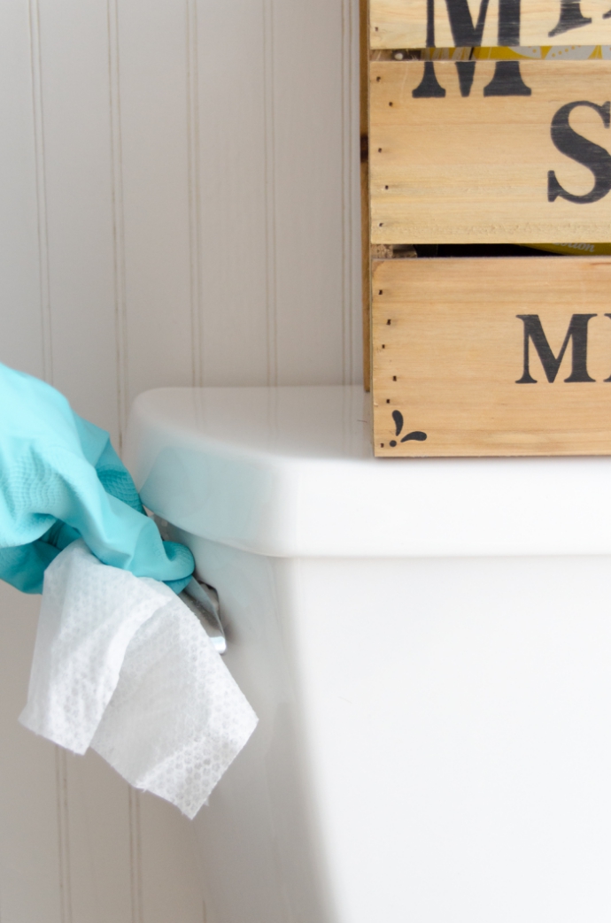 WC putzen Urinstein entfernen Haushaltshandschuhe tragen und Toilette mit chemischen Reinigungsmitteln saubermachen