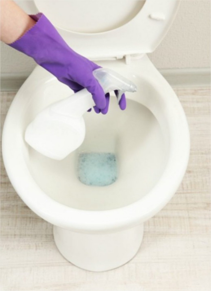 Beim Urinstein entfernen sollten Sie Haushaltshandschuhe tragen und Reinigungsmittel sprühen