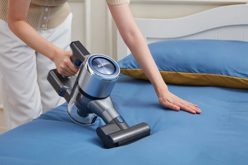 Akku-Staubsauger Eureka - das Bett saubermachen
