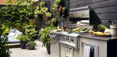 Außenküche selber bauen mit Edelstahl Grill und anderen Küchengeräten