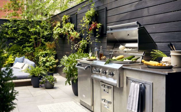 Außenküche selber bauen mit Edelstahl Grill und anderen Küchengeräten