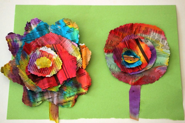 Basteln mit Zeitungspapier mit Kindern - farbige Blumen