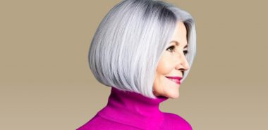 schöne Frau über 50 mit kurzem, grauem Bob Haarschnitt in Sleek-Look