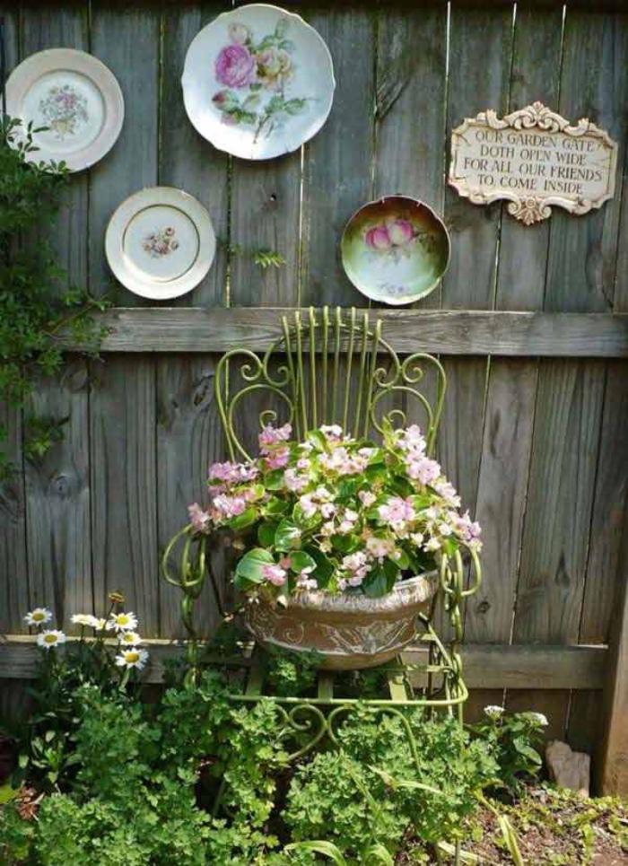Vintage Teller und Stuhl als Pflanzenbehälter