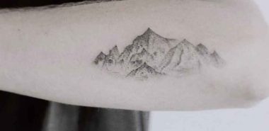 kleine Tattoos für Männer - Berge in Blackwork am Unterarm