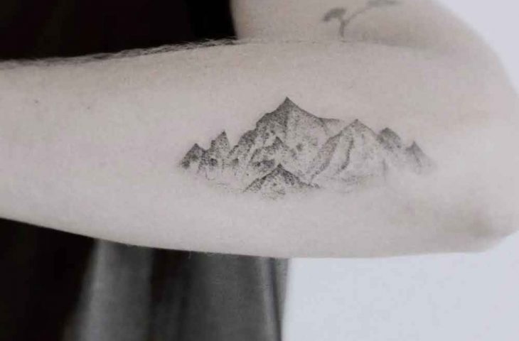kleine Tattoos für Männer - Berge in Blackwork am Unterarm