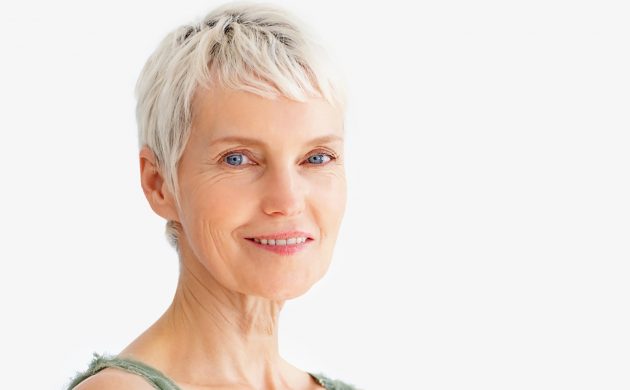 lächelnde Frau über 60 mit Short Pixie Cut auf weißen Haaren