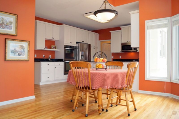 weiße Küchenmöbel und Aprikosenfarbe für die Wände