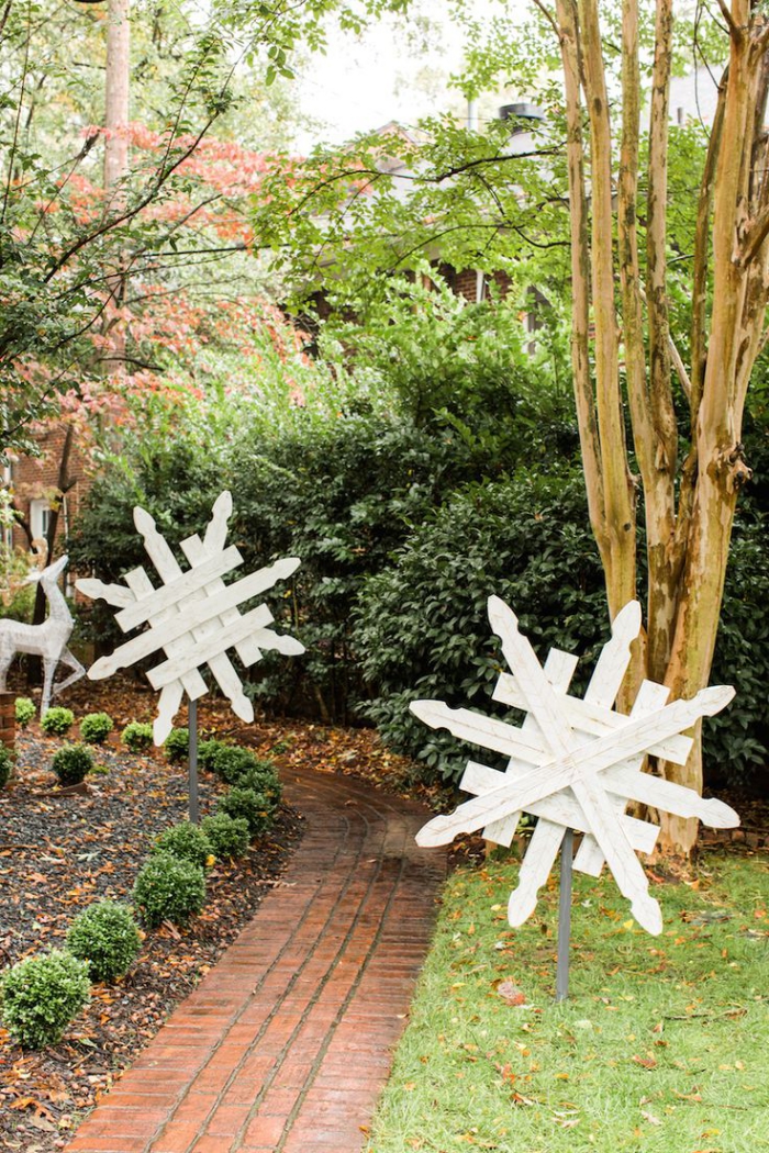 Schneeflöckchen-Gartenstecker als Weihnachtsdeko für draußen 