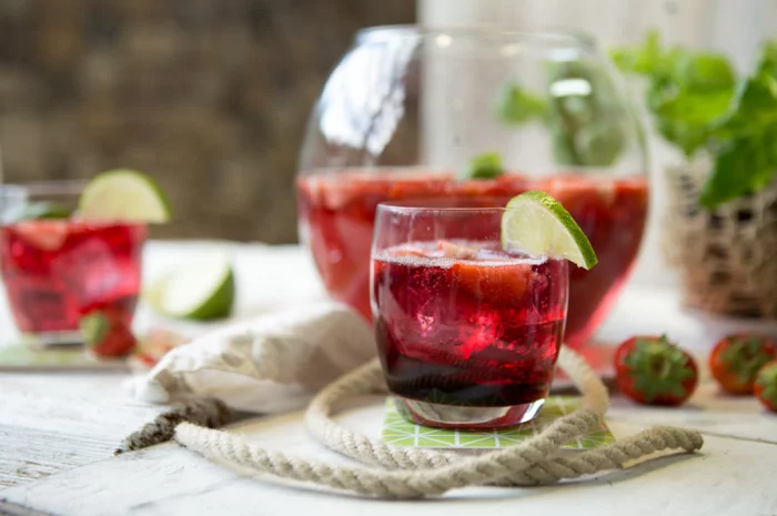  fruchtiges Sommergetränk mit Erdbeeren, Zitronenscheiben und einem Schuss Vodka
