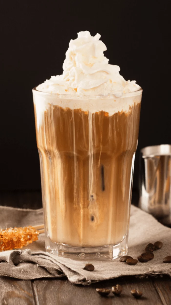 Eiskaffee klassisches Rezept mit Sahnehaube schmeckt lecker