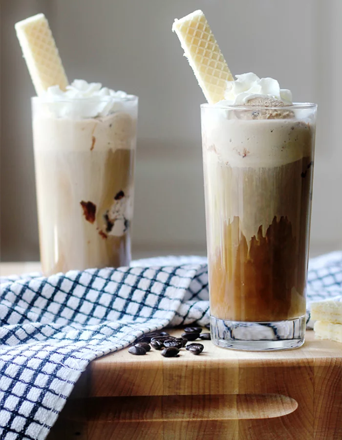 Rezept zwei Gläser mit Eiskaffee und Waffeln echte Versuchung