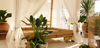 großes Doppelbett aus Bambusstangen und Bambus Deko im Schlafzimmer