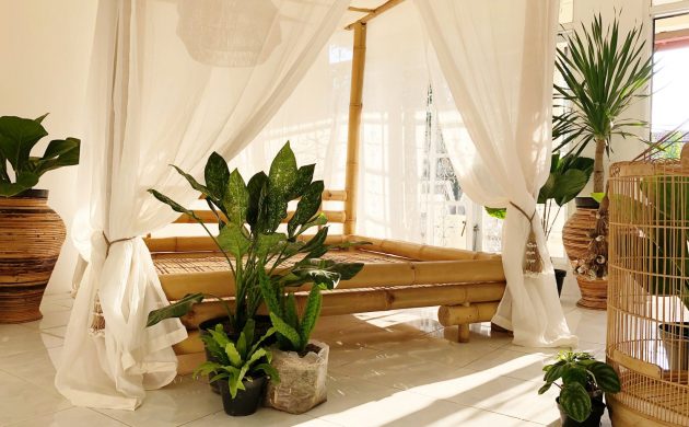 großes Doppelbett aus Bambusstangen und Bambus Deko im Schlafzimmer