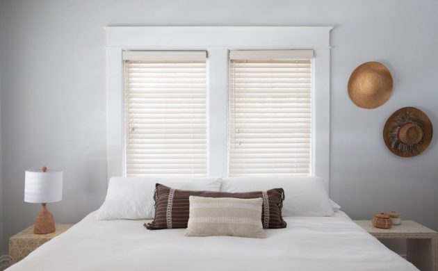 weiße Fensterrollos im Schlafzimmer als Fenster Sichtschutz