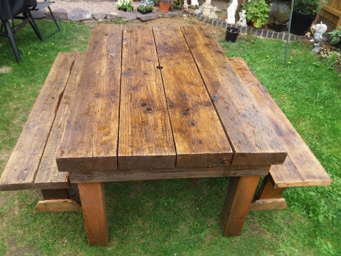 Gartentisch aus Holz mit Sitzbänken selber bauen 