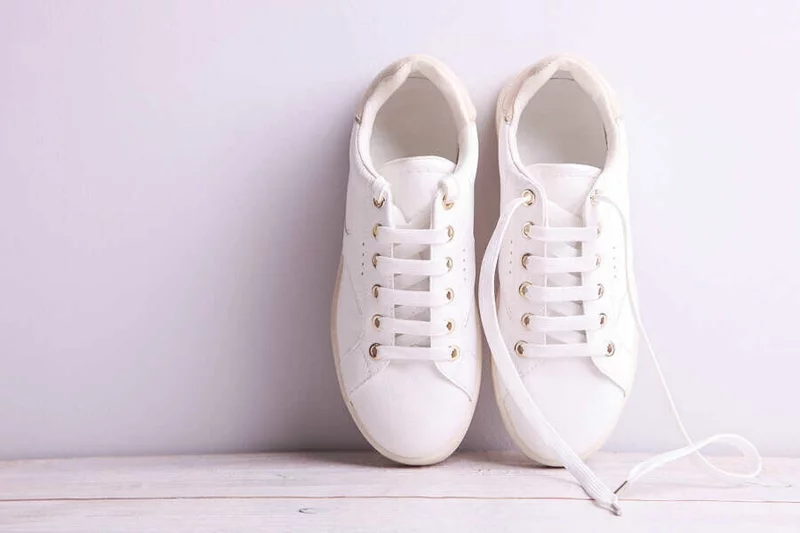 weiße Sneaker aus Leder sauber gemacht 