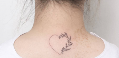 zartes Herz Tattoo mit Ranken am Nacken