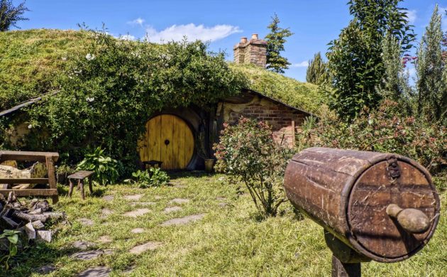 Hobbit Gartenhaus selber bauen aus Holzbrettern und Ziegelsteinen