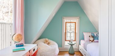 ein gemütliches Kinderzimmer mit Dachschräge mit Wandfarbe Hellblau